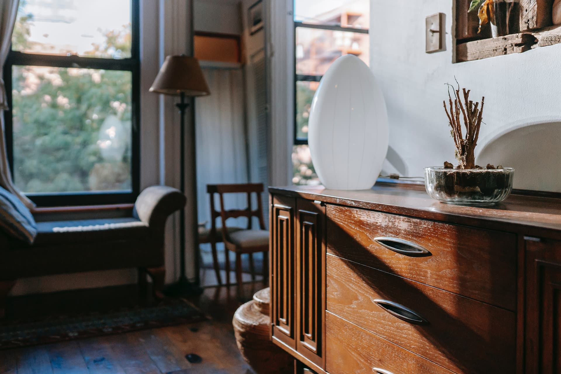 Casa decorada estilo vintage con lámpara y cajita de madera